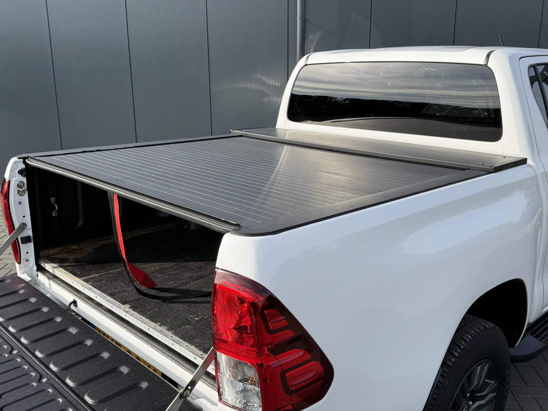 Toyota Hilux 2021 - 2.4 D-4D AUTOMAAT / 4x4 / 1e EIG. / 3.500 KG AHG / CAMERA / TREKHAAK / ECC / CRUISE / CARPLAY zdjęcie 7