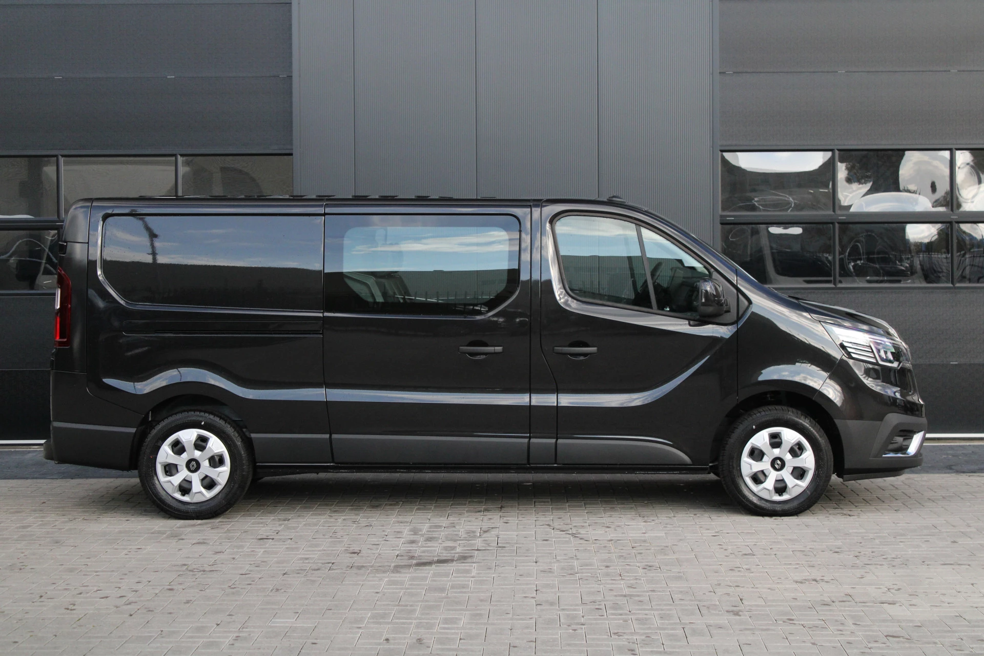 Renault Trafic 2024 - 2.0 Blue dCi 130pk T29 L2H1 Advance Dubbele Cabine - Carplay - Android - 2x Schuifdeur - Passagiersstoel - Camera - LED - Rijklaar imagen 4