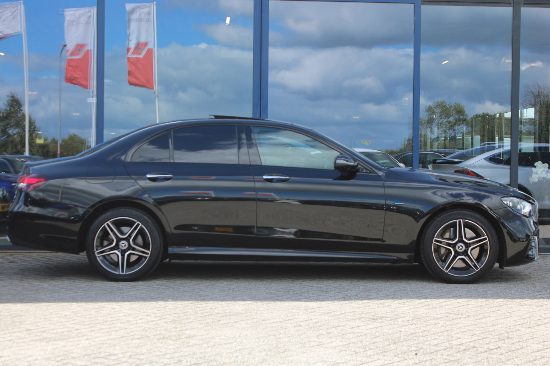 Mercedes-Benz E-Class 2021 - 300e AMG Line NIGHT PAKKET PANORAMADAK LEDER MEMORY BURMESTER 360-CAMERA KEY-LESS GO <<NL AUTO>> zdjęcie 1