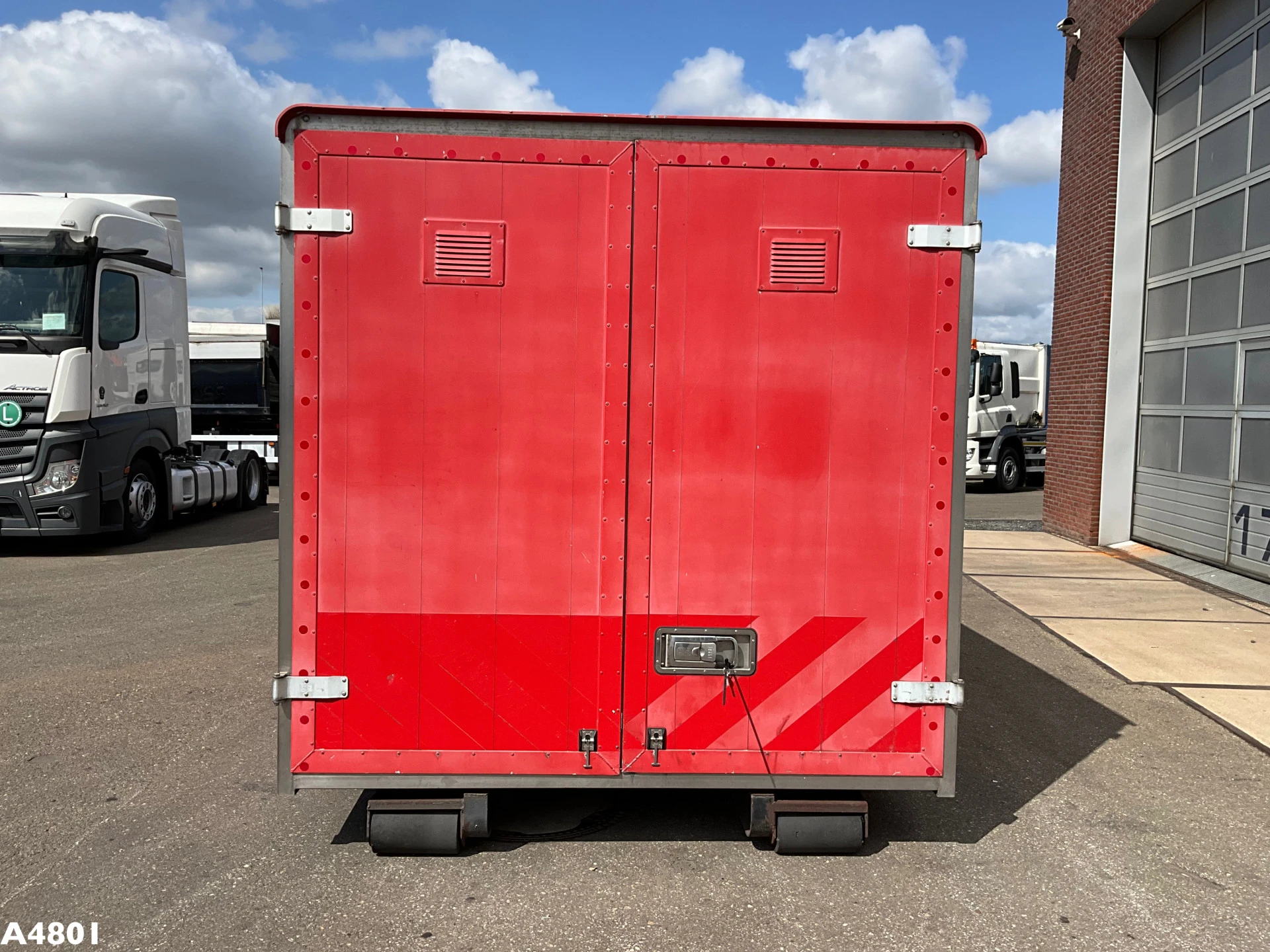 Gesloten 18m³ container met oprijrampen ex-brandweer! afbeelding 4