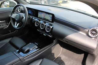 Mercedes-Benz A-Class 2021 - 180 AUT7 Luxury Line LEDER SFEER WIDESCREEN CAMERA image 12