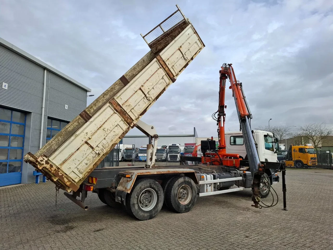 Scania P 2007 - P380 / 6X4 / 2X BIG AXLE / FULL-STEEL / DRUM BRAKES / TEREX TLC 125.2 CRANE / AIRCO / MANUAL / EURO-4 / 2007 obrázek 9