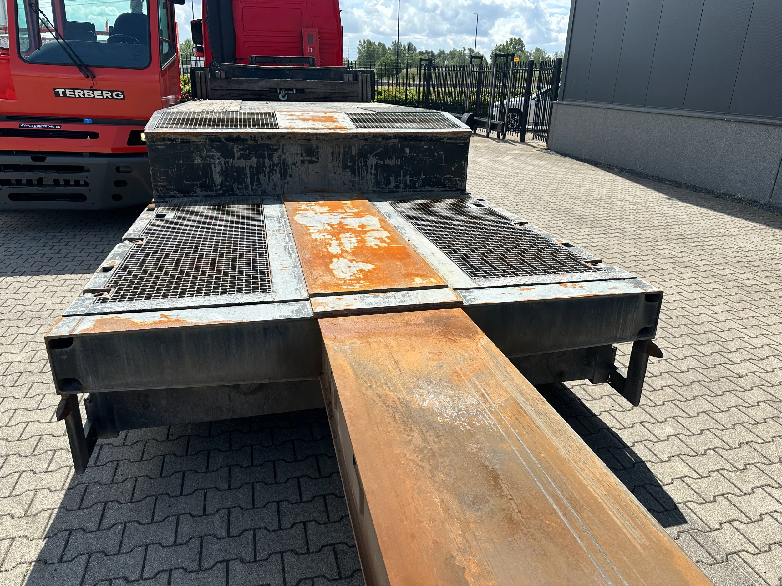 Broshuis 2017 - 3ABSD Lowloader 3-axle / GVW: 59.000kg / Neck: 23.000kg / hydraulic steering + ramps + loading table / 4.60m extendable / winch / liftaxle afbeelding 68