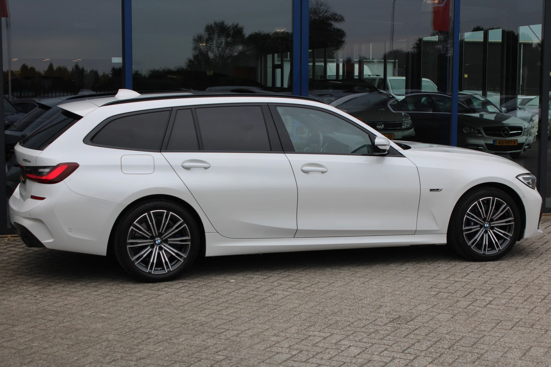 BMW 3 Series 2022 - Touring 330e High Executive M-SPORT SHADOW PANORAMADAK MEMORY 360-CAMERA KEY-LESS CARPLAY TREKHAAK obrázek 7