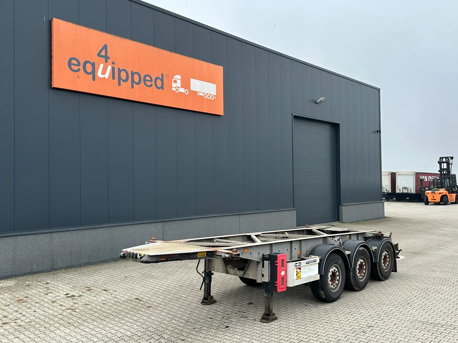 Van Hool 2010 - 20FT ADR CHASSIS / galvanized / MB DISC / 2x liftaxle / ADR / ALCOA / empty weight: 3.300kg / NL-chassis /APK: 04-2027 afbeelding 1