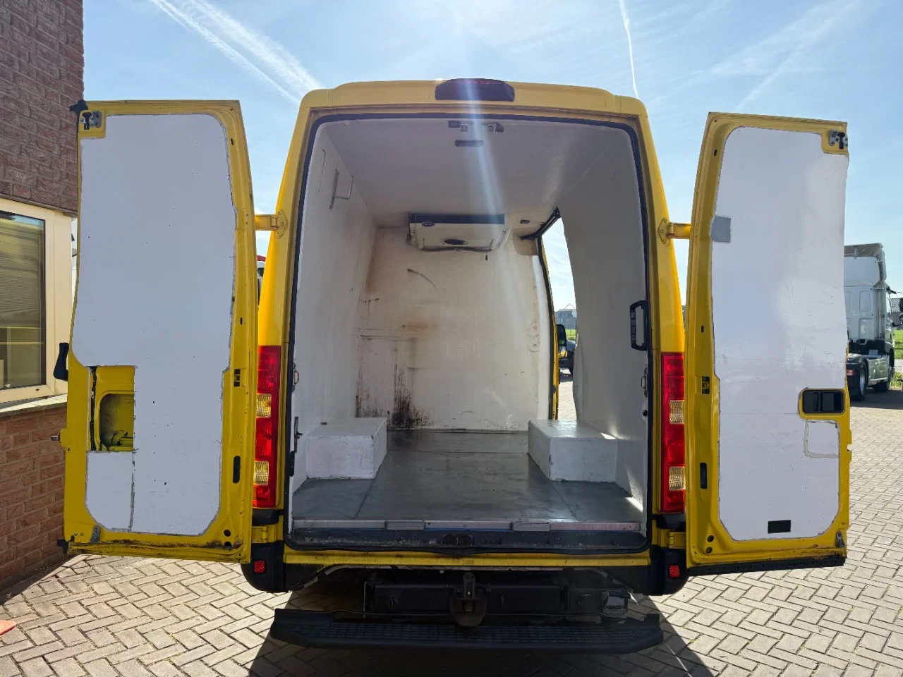 Iveco Daily 2012 - 35C15 / Carrier Kuhlung / AHK mit luft / TUV bis 12-2026 image 12