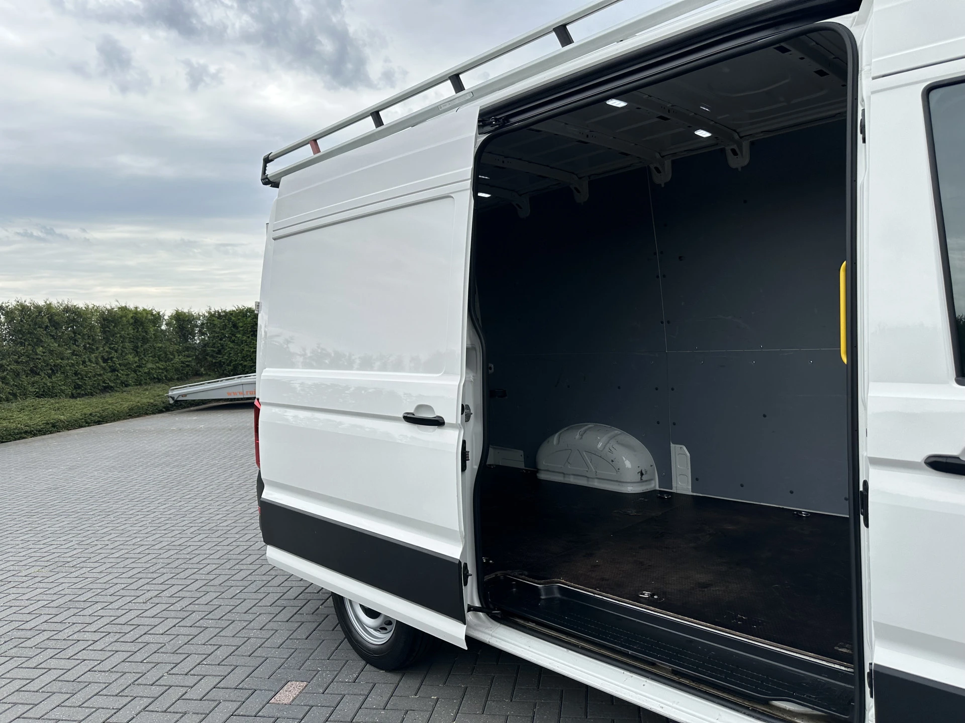 Volkswagen Crafter 2022 - 2.0 TDI / L3H3 / 1e EIG. / IMPERIAAL + LADDER / TREKHAAK / AIRCO / CRUISE / BIJRIJDERSBANK afbeelding 8