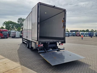 Volvo FM 2018 - 370 Globetrotter 6x2*4 - Box with sidedoors - Loadlift - Full air - Euro 6 zdjecie 7