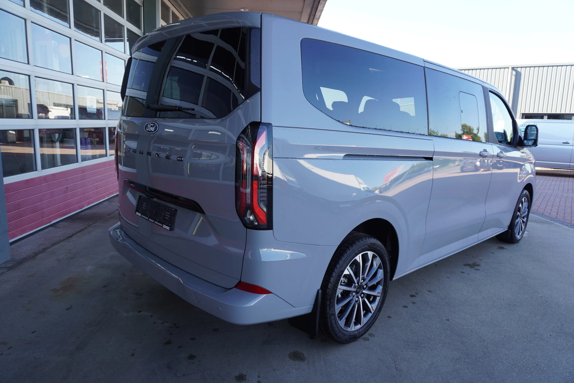Ford Transit Custom 2026 - 340L 2.5 PHEV 233PK L2H1 Titanium X 8 Persoons PHEV Automaat obrázek 4