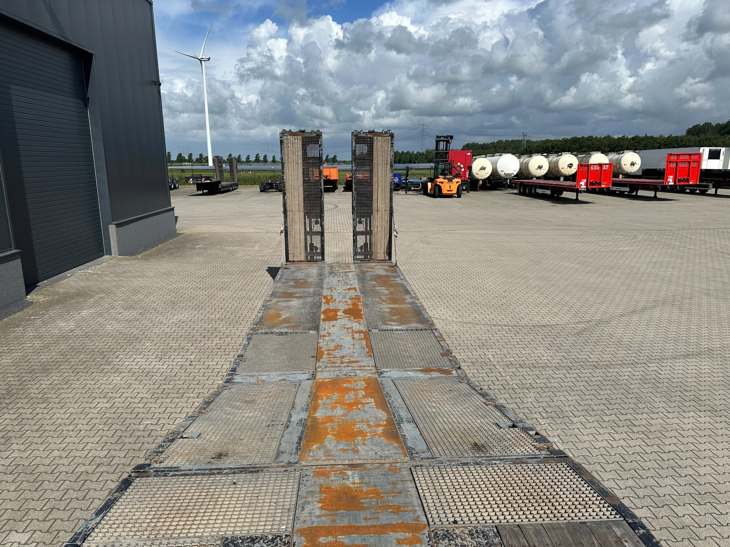Broshuis 2017 - 3ABSD Lowloader 3-axle / GVW: 59.000kg / Neck: 23.000kg / hydraulic steering + ramps + loading table / 4.60m extendable / winch / liftaxle afbeelding 71