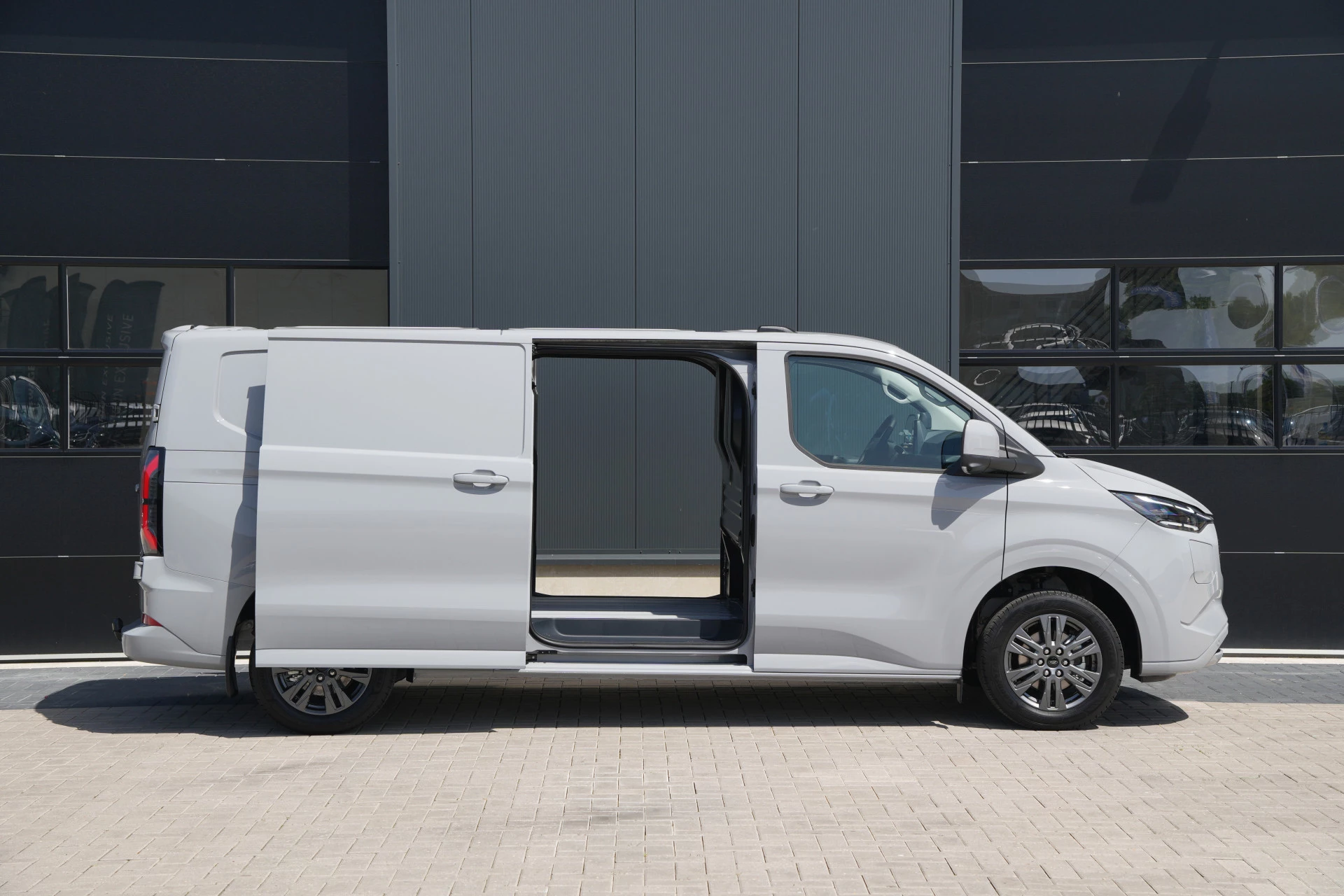 Ford E-Transit Custom 2026 - 340 L2H1 Limited 71 kWh 218pk - 2x Schuifdeur - AGR Bestuurdersstoel - Trekhaak - ACC - B&O - Navi - Stoel/Stuurverwarming - 360 Camera - Blindspot - Rijklaar obrázek 5
