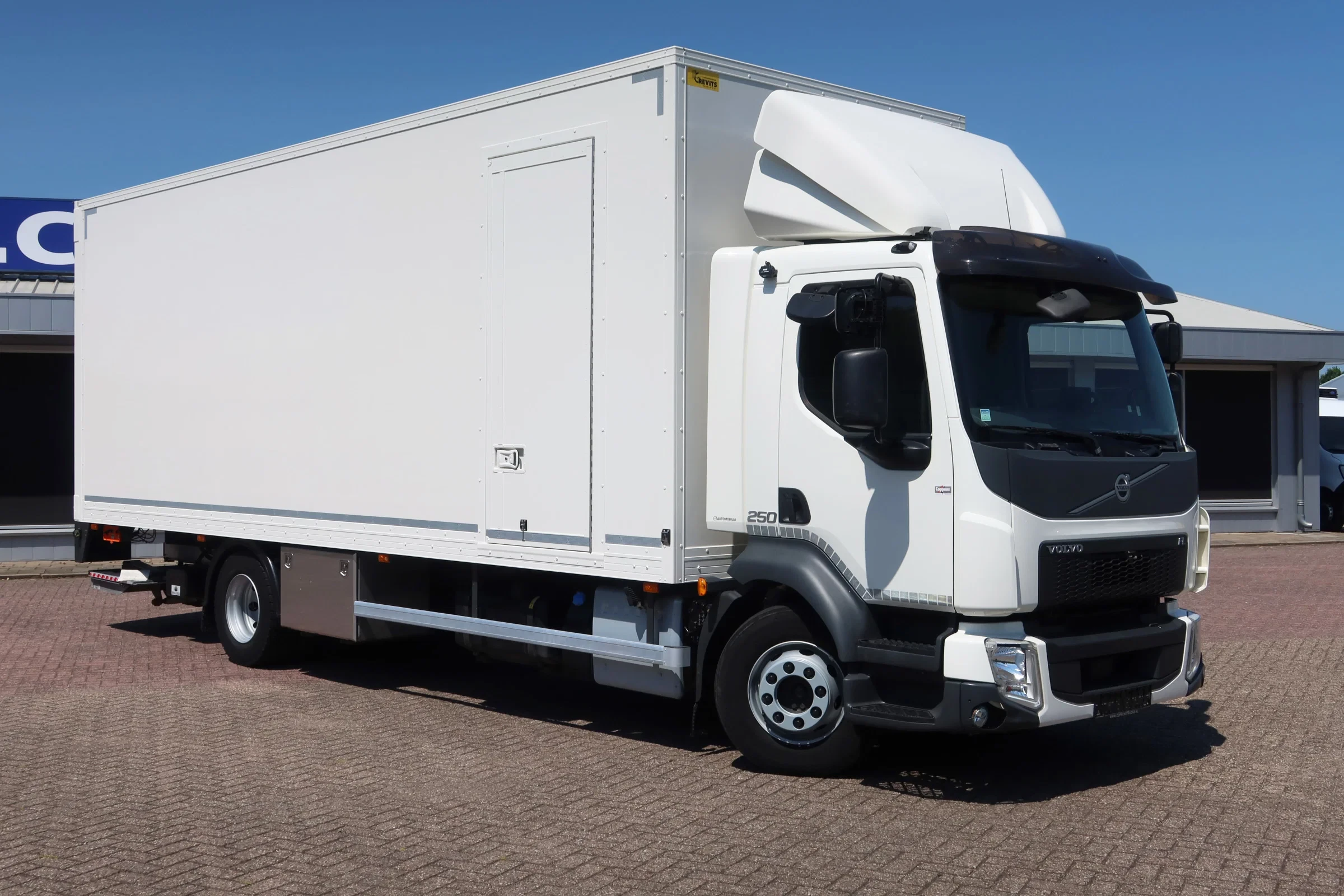 Volvo FL 250 2022 - Meubelbak + Dhollandia 1500 Full air suspension afbeelding 2