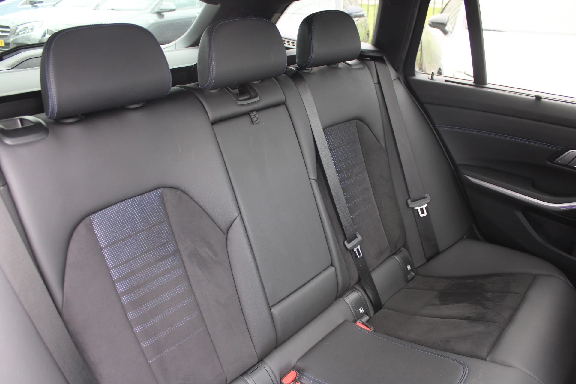 BMW 3 Series 2022 - Touring 330e High Executive M-SPORT SHADOW PANORAMADAK MEMORY 360-CAMERA KEY-LESS CARPLAY TREKHAAK obrázek 18