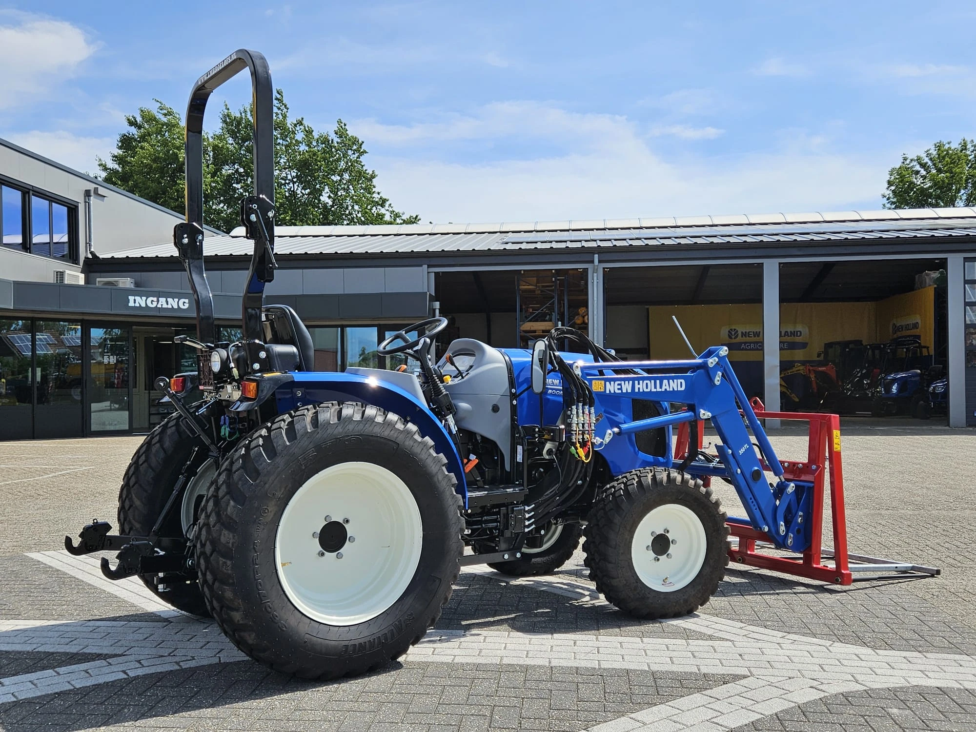 New Holland 2024 - Boomer 55 HST met voorlader en Kemp balenprikker afbeelding 3