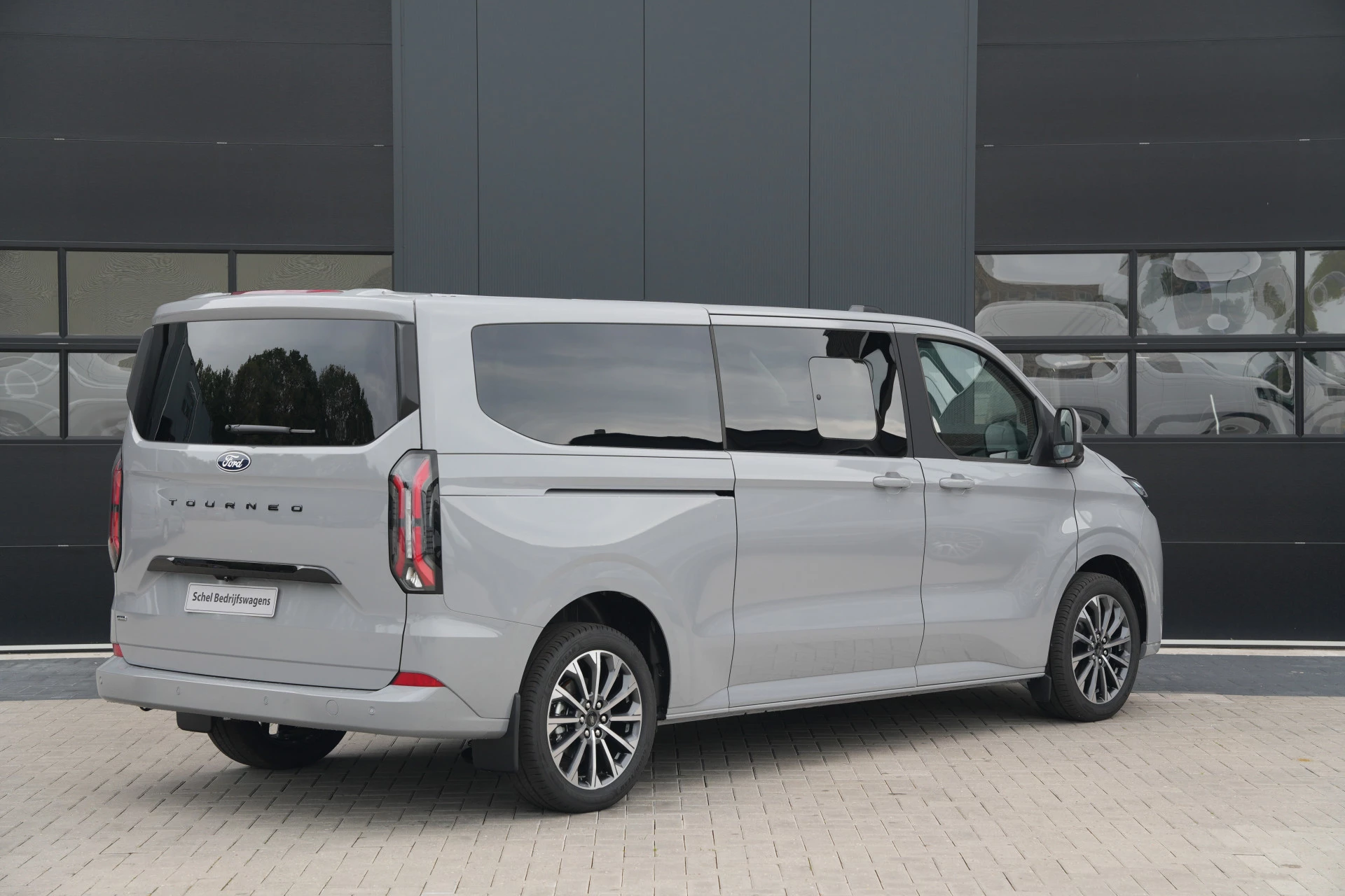 Ford Tourneo Custom 2026 - 340 2.5 PHEV L2H1 Titanium X 232pk | ACC | Pano | B&O | Elek. schuifdeuren | 360 camera | Elek-Trekhaak | Prijs excl. BTW | Rijklaar image 6