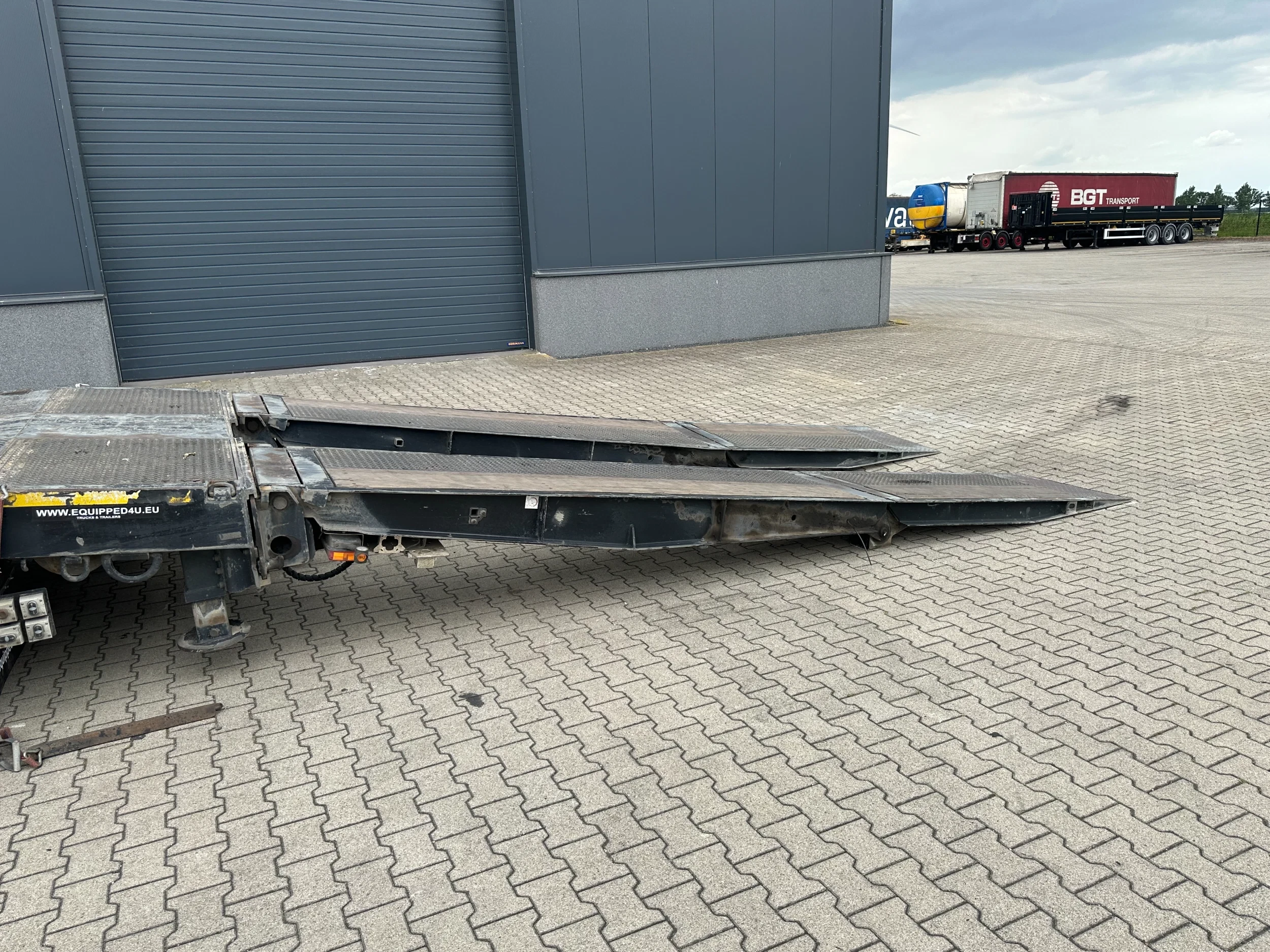 Broshuis 2019 - 3ABSD Lowloader 3-axle / GVW: 59.000kg / Neck: 23.000kg / hydraulic steering + ramps + loading table / 4.60m extendable / winch / liftaxle afbeelding 37