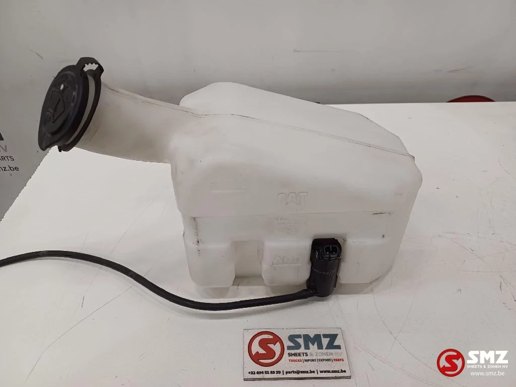 Caterpillar 2022 - Window washer tank Caterpillar afbeelding 1
