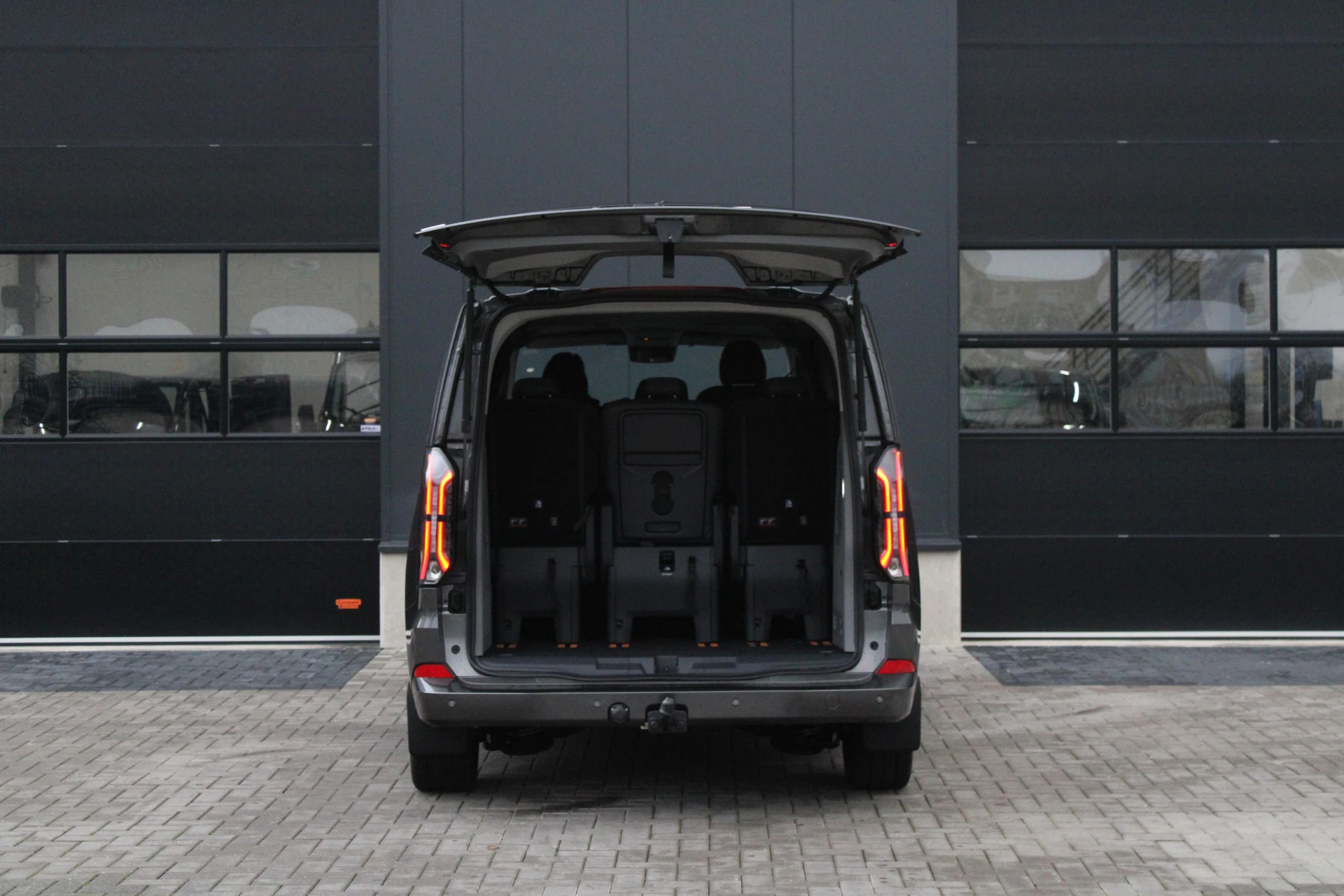 Ford Tourneo Custom 2025 - 340 2.5 PHEV L2H1 Titanium X 232pk | 2x Schuifdeur | ACC | 360 camera | Leder | Navi | Verwarmd stuurwiel | 19" LM velgen | Rijklaar image 8