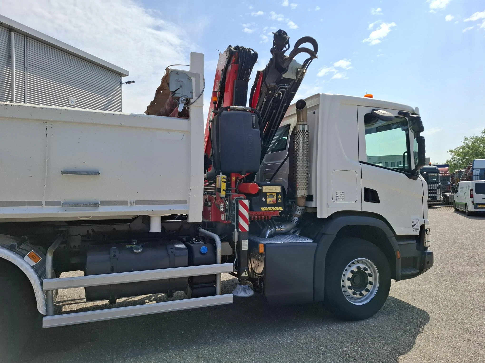 Scania P - NGS XT P410 / 6X4 / RETARDER / ONLY:192584 KM / BIG AXLE / FASSI F215A / REMOTE / ROTATOR / 2SIDE TIPPER / FULL-STEEL / DRUM BRAKES / TUV:01-03-2027 / EURO-6 / 2018 afbeelding 26