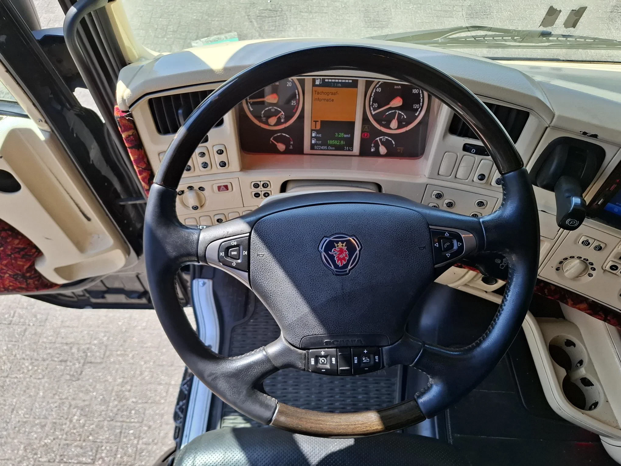 Scania R 2014 - R580 V8 / NL TRUCK / RETARDER / DOUBLE TANK / LIFT+LENKACHSE / TUV:09-09-2026 / LEATHER / XENON / FRIDGE / AUTOMATIC / EURO-6 / 2014 imagen 19