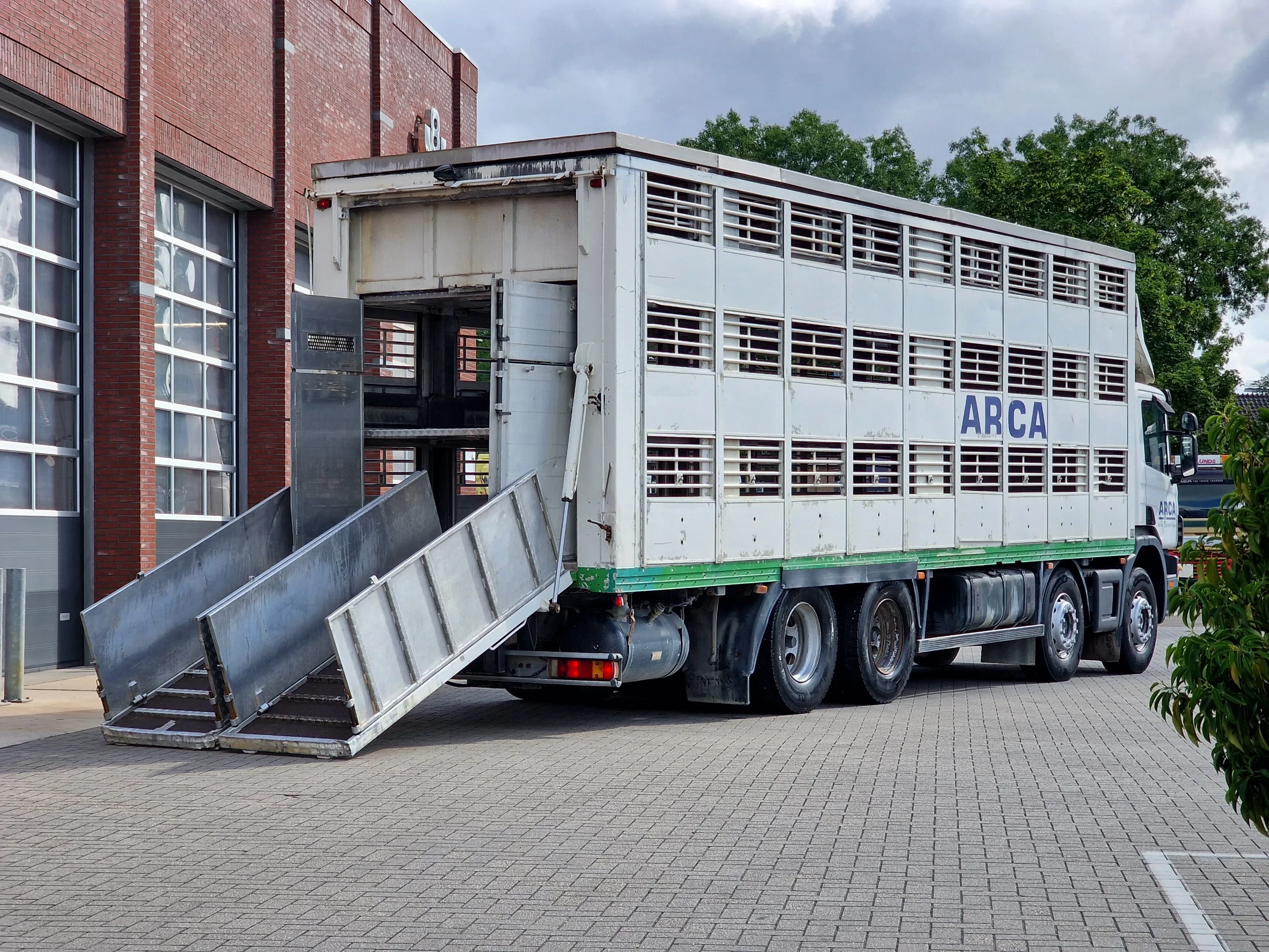 Scania G 2002 - 114G - 8X4 - 3 deck - double ramp - steel / air afbeelding 12