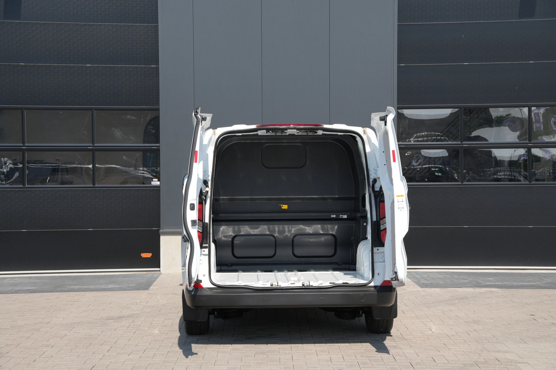 Ford Transit Custom 2025 - 320 2.0 TDCI L1H1 Trend DC 136pk - INCLUSIEF BPM - 2x Schuif - Stoel/stuurverwarming - Cruise - Navi - Camera - Rijklaar obrázek 9