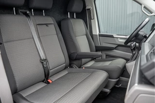 Volkswagen Transporter 2021 - T6.1 Bulli 2.0 TDI L1H1 | Virtual cockpit | Automaat | 150 PK | 3-Zits | 1e Eigenaar | LED | Camera | Carplay | PDC | Zijschuifdeur R+L | Trekhaak image 14