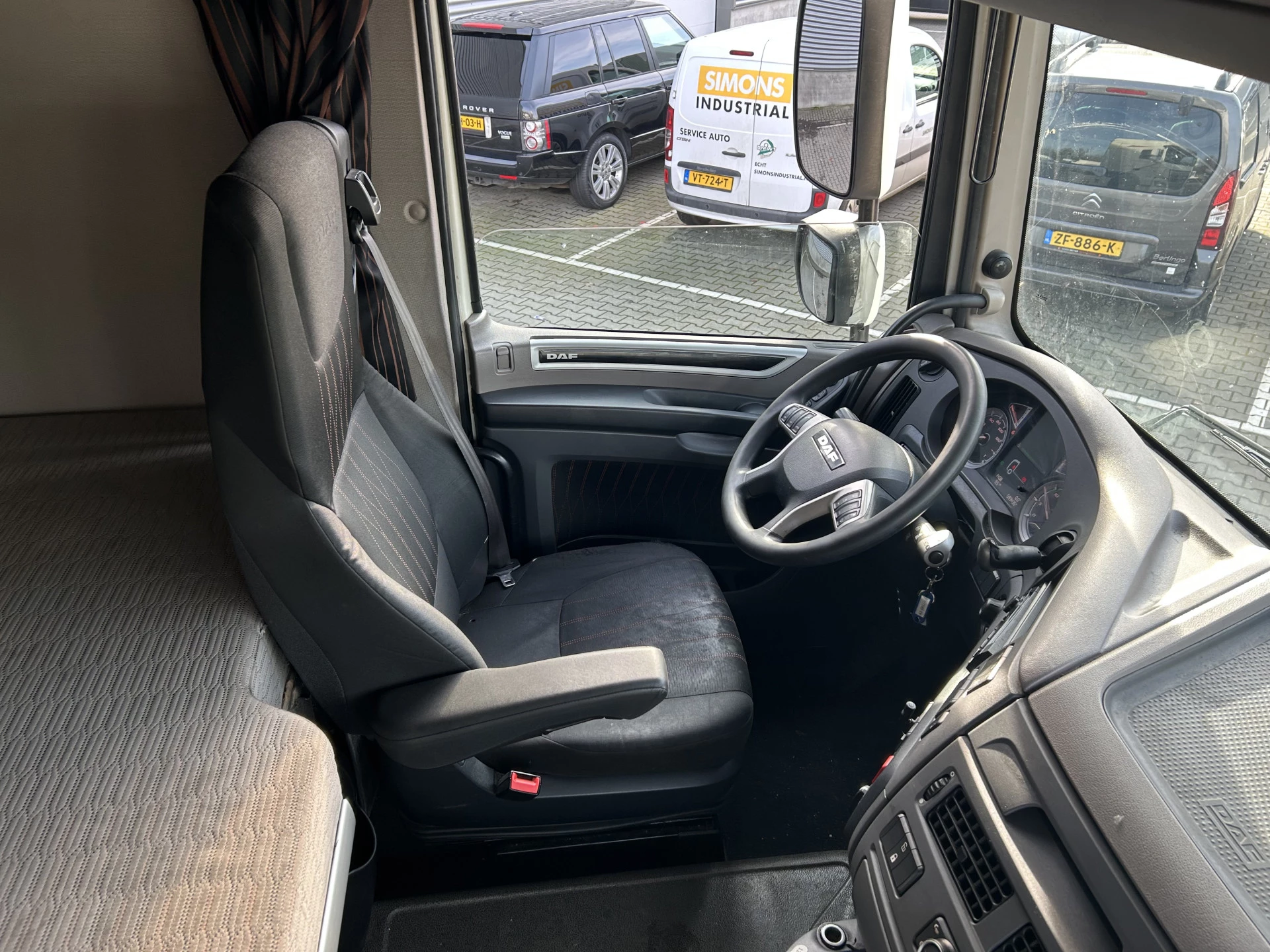 DAF XF 450 FT 2019 - Space Cab / 593 dkm / Skirts image 3