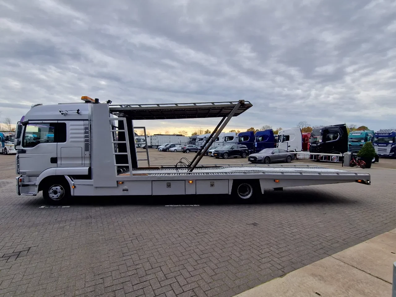 MAN TGL 2009 - 12.240 4x2 Cartransporter - 12T - AS Tronic - Hydraulic deck - Sleeper cab image 6