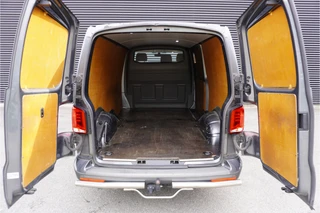 Volkswagen Transporter 2023 - L2H1 150pk Trekhaak Apple Carplay Camera Parkeersensoren Cruise control 3-Zits Sidebars Velgen Spoilerset image 3 thumbnail