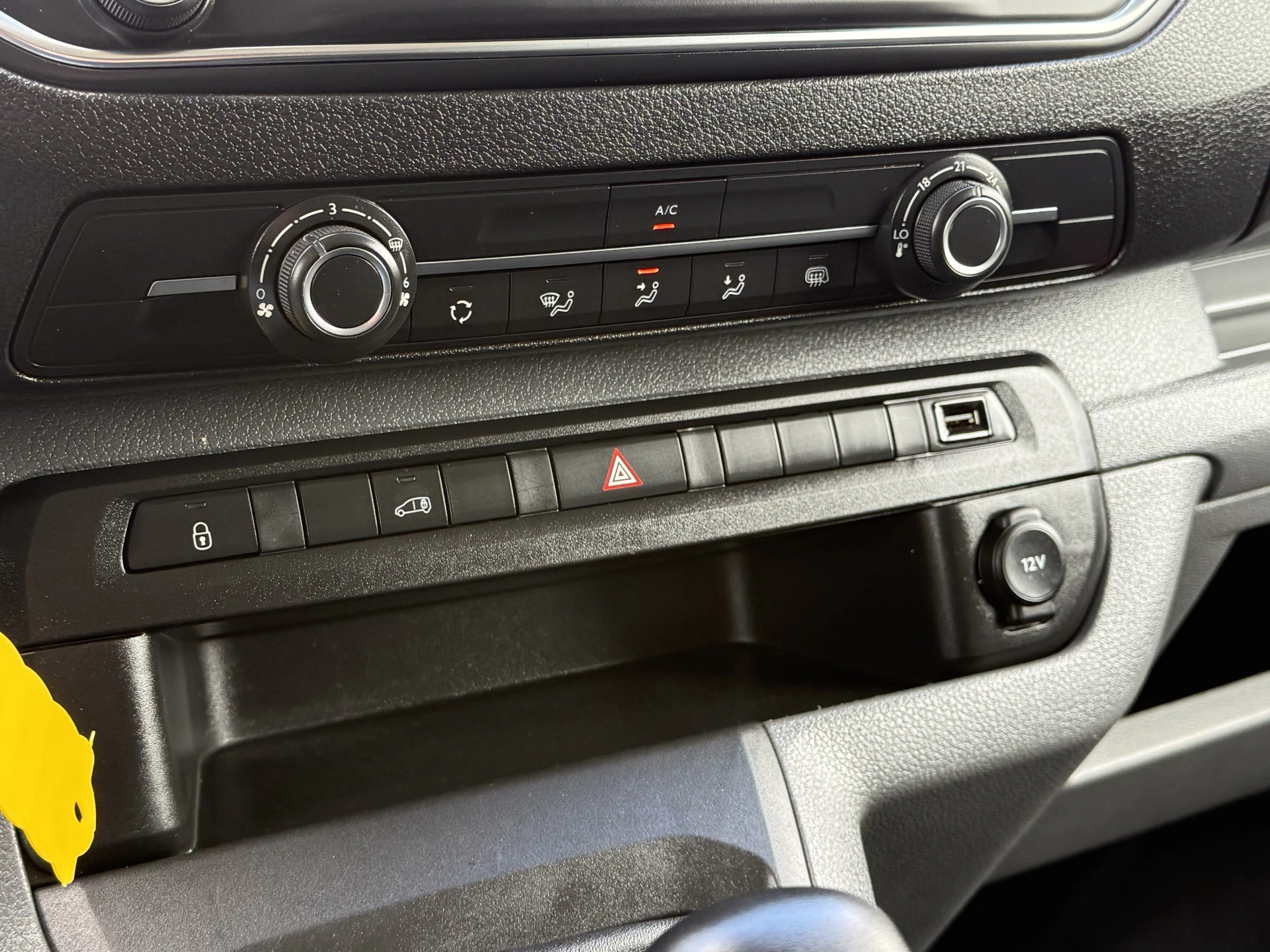 Peugeot Expert 2022 - 1.5 BlueHDI 102 PK / L2H1 / 1e EIG. / 46.846 KM! / AIRCO / CRUISE / NAVI / CARPLAY immagine 17