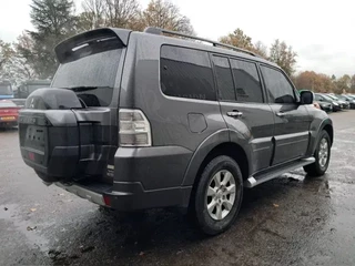 Mitsubishi Pajero 2015 - GLS 3.5 - V6 , 4x4 , 7 Pers., Full Option image 3