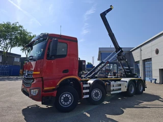 Mercedes-Benz Arocs 3242 2024 - / 8X4 / HIAB 25TON HOOKLIFT / !! 35539 KM!! / TOP CONDITION / BIG AXLE / FRIDGE / SMART TACHO / AUTOMATIC / EURO-6 / 2024 immagine 2 miniatura