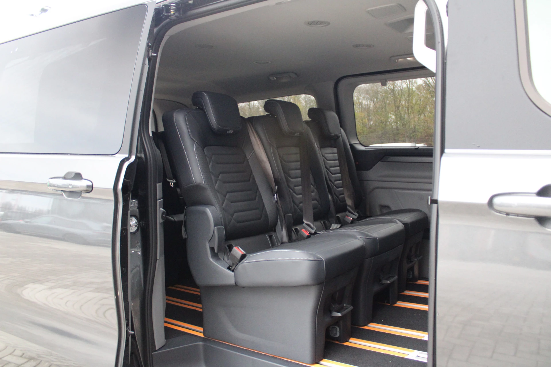 Ford Tourneo Custom 2025 - 340 2.5 PHEV L2H1 Titanium X 232pk | 2x Schuifdeur | ACC | 360 camera | Leder | Navi | Verwarmd stuurwiel | 19" LM velgen | Rijklaar image 42