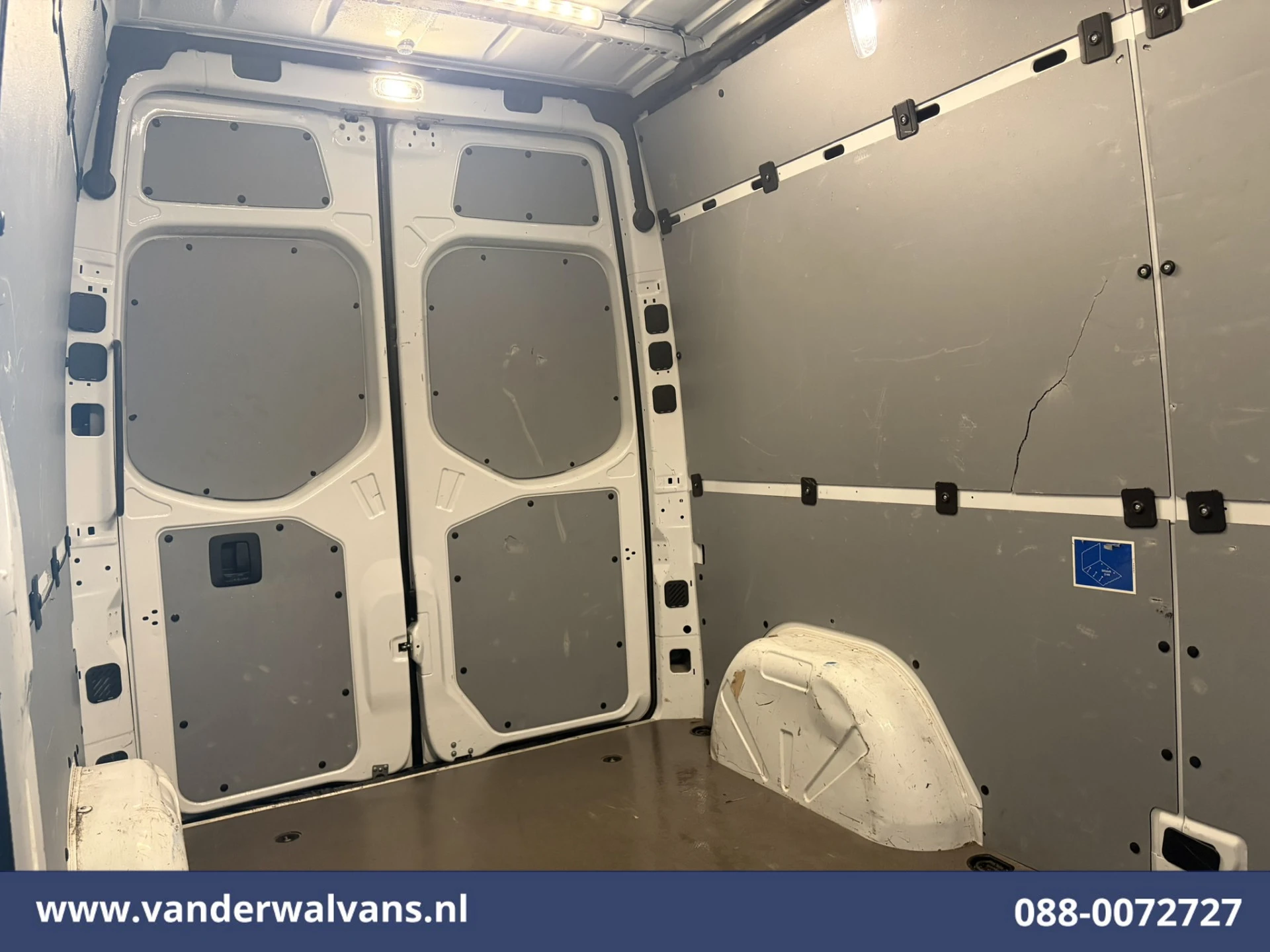Mercedes-Benz Sprinter 2023 - 211 CDI 115pk L2H2 Euro6 Airco | Trekhaak | Bijrijdersbank afbeelding 10