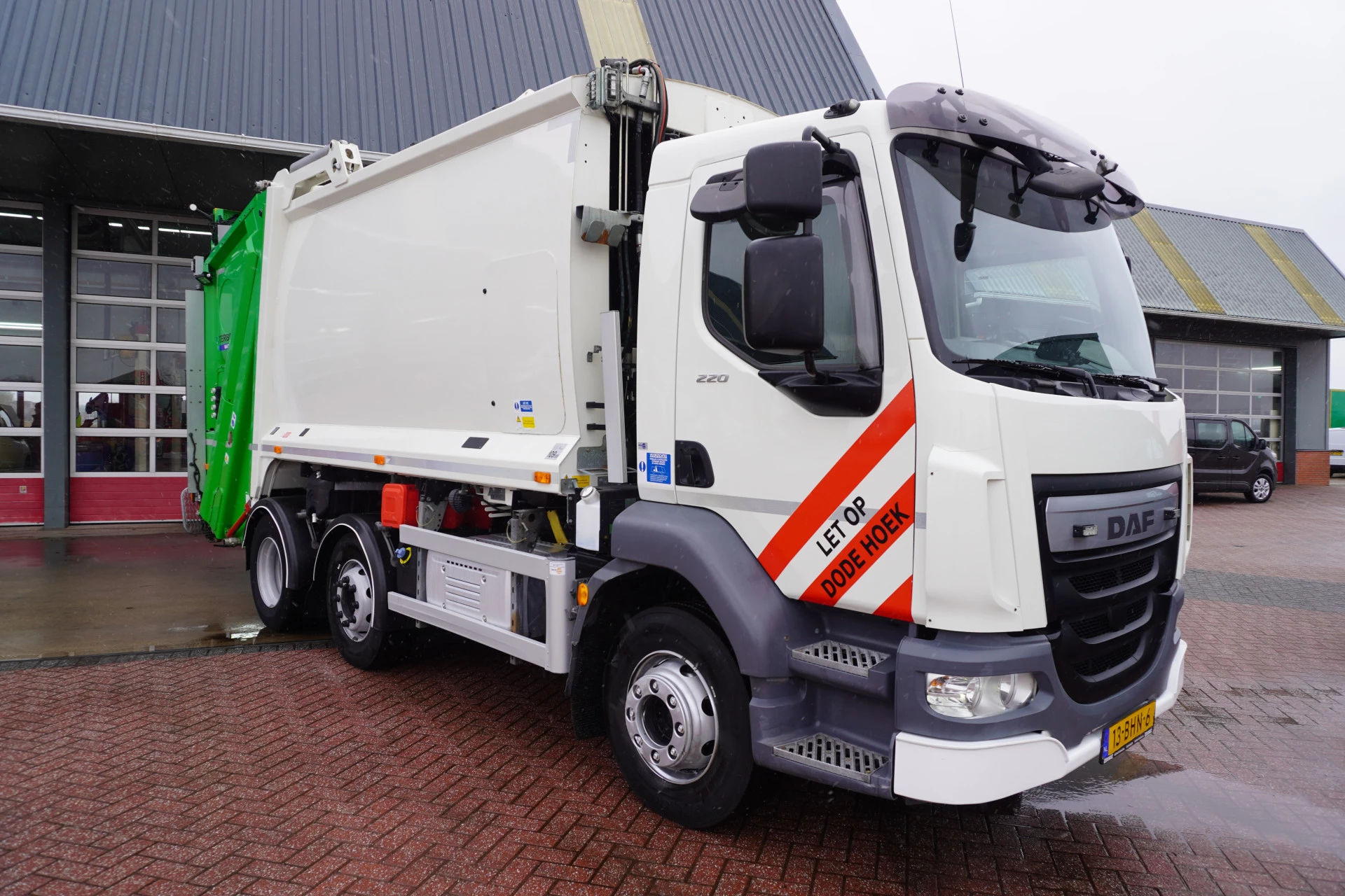DAF LF 220 FAG 2016 - Terberg Vuilniswagen achterlader Euro6 obrázek 2