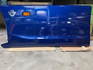 Scania N/A 2025 - Sideskirt set compleet met montage steunen V8 Logo en verlichting t.b.v. 6x2/4 trekker 4.10m wielbasis immagine 11