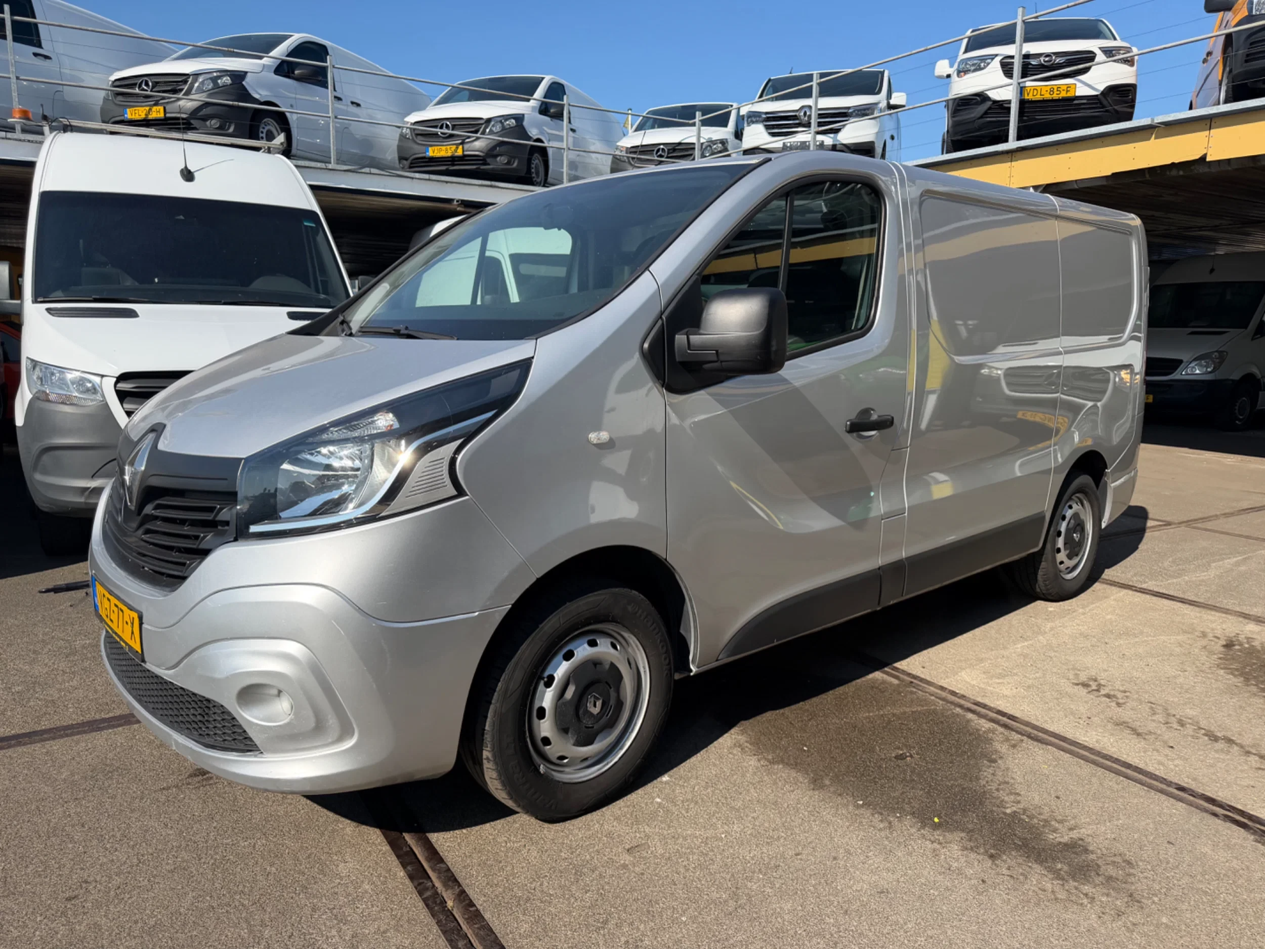 Renault Trafic 2016 - 1.6DCI L1H1 Airco Navi Cruisecontrol EURO 6 MOTOR SCHADE afbeelding 2