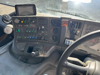 Scania P 1999 - P94-220 4X2 FULL STEEL VEEGMACHINE SWEEPER afbeelding 14