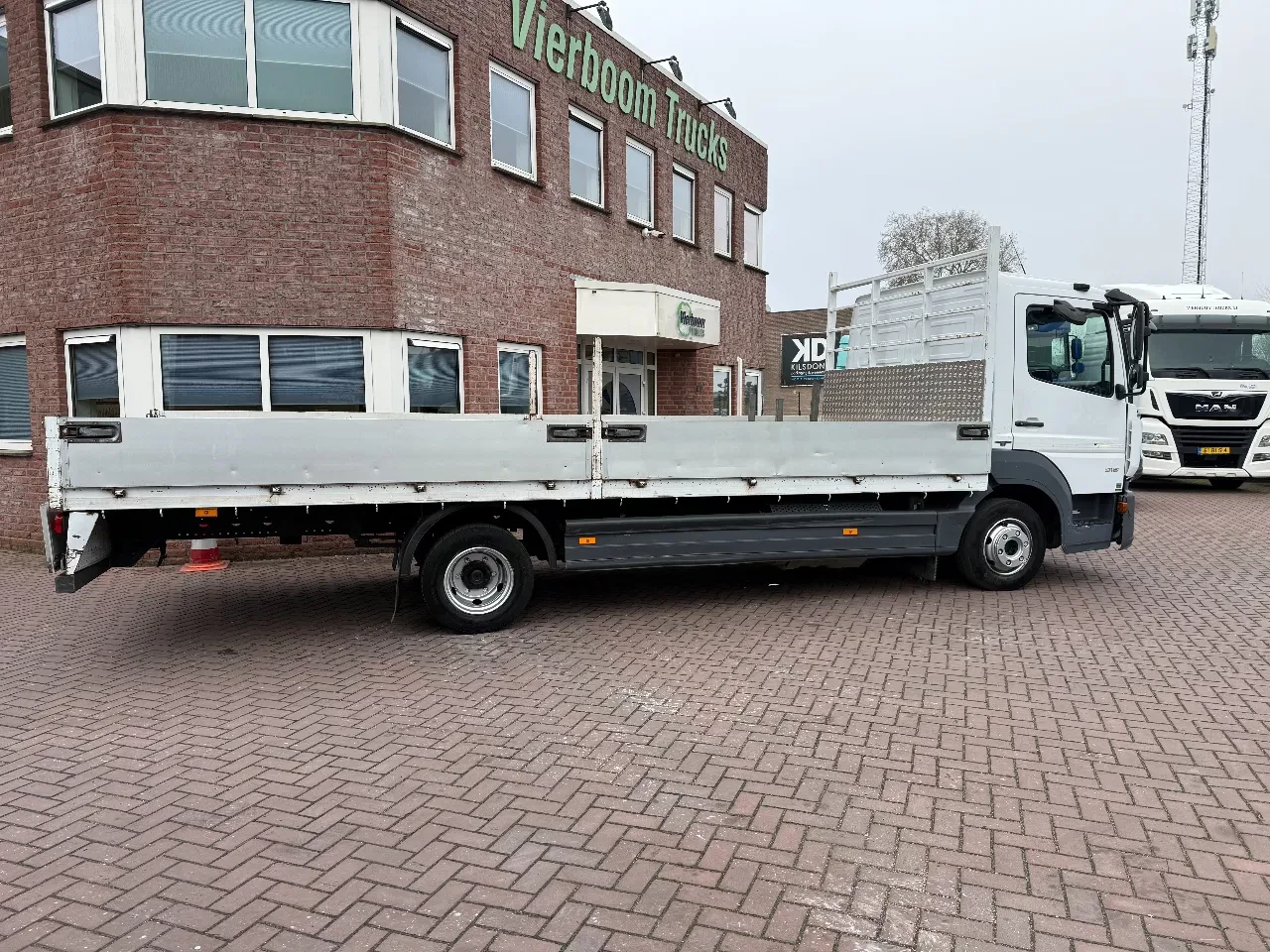 Mercedes-Benz Atego 2020 - Atego 916 met 6.2m open laadbak / 3e zit / airco / mileu zone proof / 2020!!!! afbeelding 6
