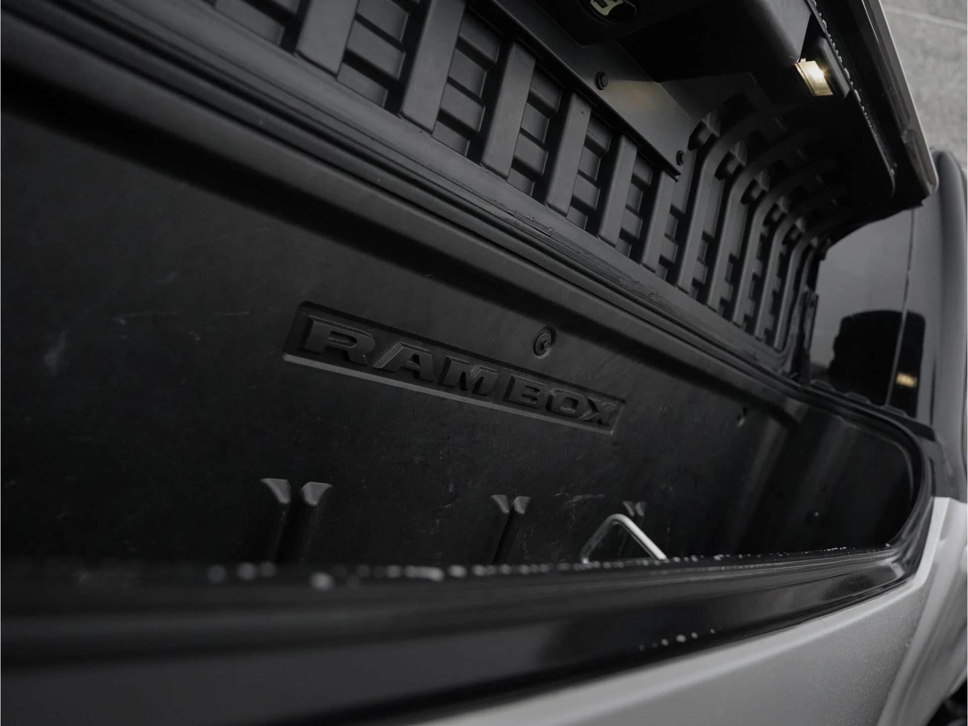 Dodge Ram 1500 2022 - 5.7 V8 4x4 Crew Cab Limited Night изображение 31
