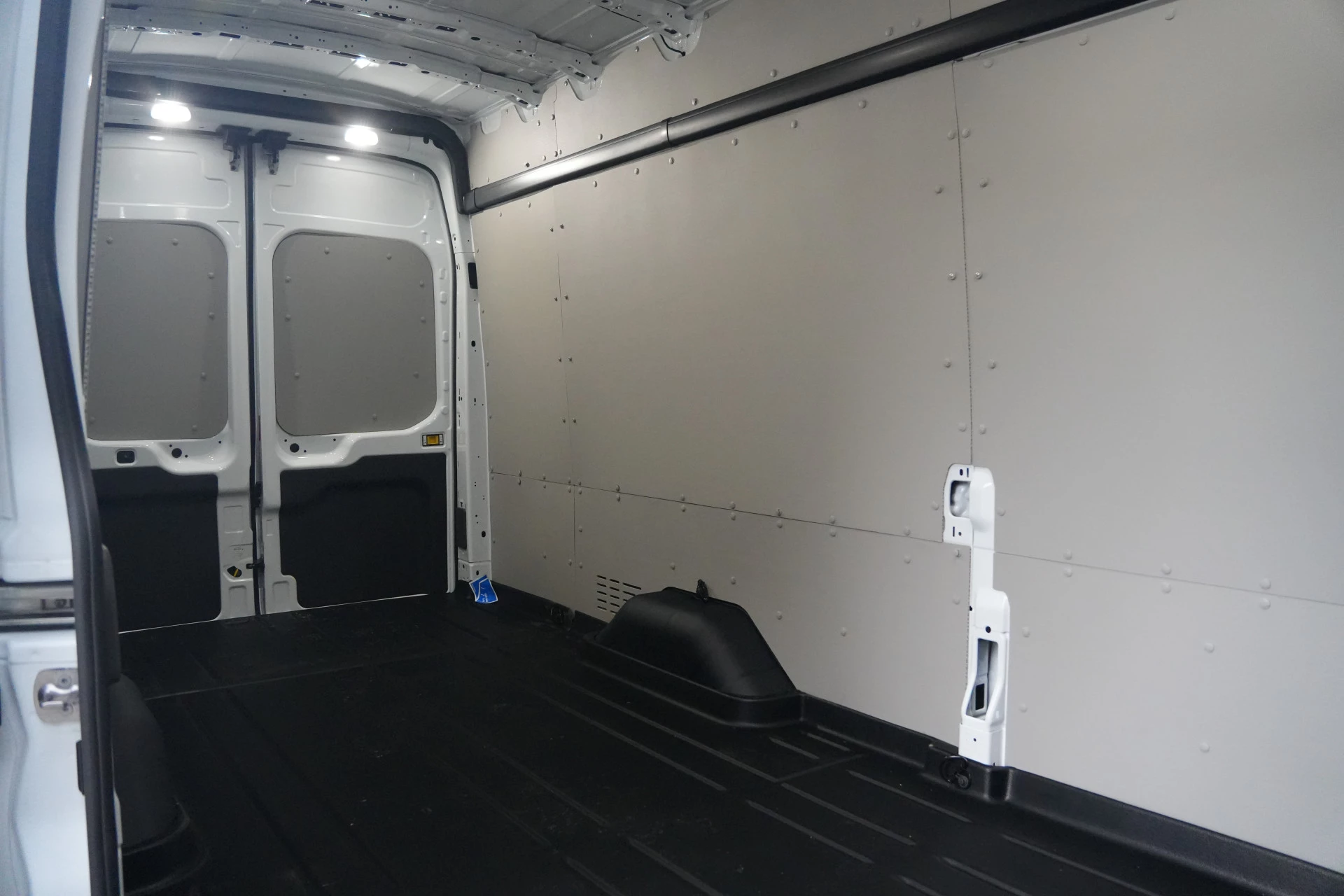Ford Transit 2024 - 350 2.0 TDCI L4H3 Trend RWD 130pk - Navi - PDC - Stoelverwarming - Elektr. bestuurdersstoel - Rijklaar zdjęcie 13