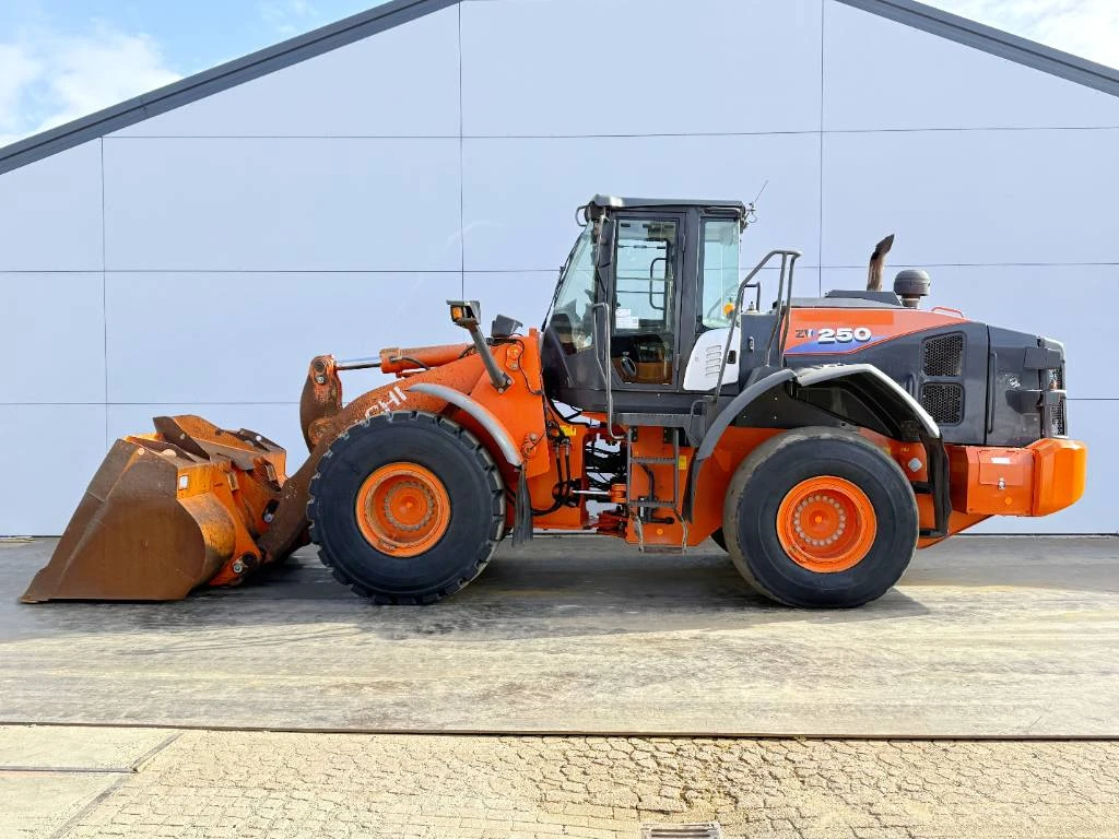 Hitachi 2017 - ZW250-6 - CDC / 3rd Function / Auto Greasing afbeelding 1