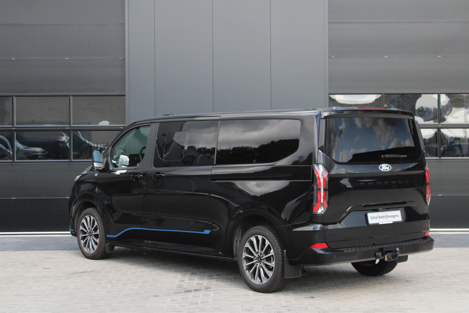 Ford Tourneo Custom 2024 - 320 2.0 TDCI L2H1 Titanium X DC 170pk - Adaptive Cruise - LED - Blind Spot - Leder - Navigatie - 360 Camera - Trekhaak - Rijklaar Bild 9