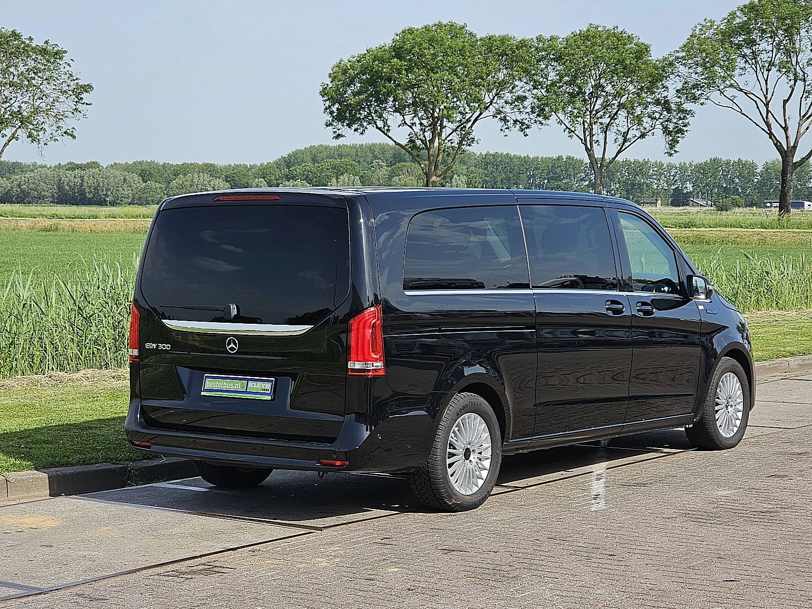 Mercedes-Benz EQV 2022 - 300 image 3