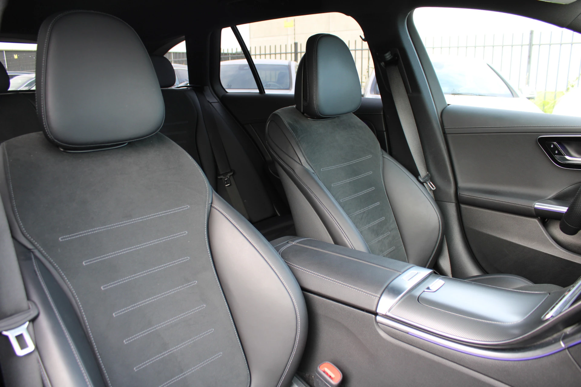 Mercedes-Benz C-Klasse 2023 - Estate 300e AMG Line NIGHT PAKKET DISTRONIC SFEER CARPLAY CAMERA MULTIBEAM 19'' afbeelding 13