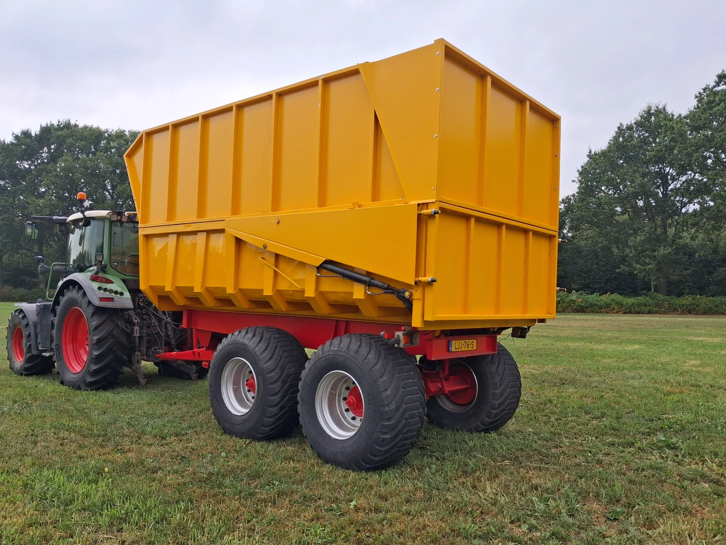 VGM 1990 - 14 kipper/dumper met opbouw afbeelding 1