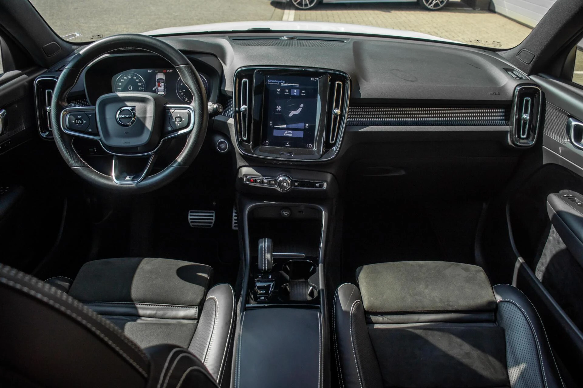 Volvo XC40 2019 - 2.0 T4 R-Design, Orig. NL, Pano, Leder, Keyless afbeelding 13