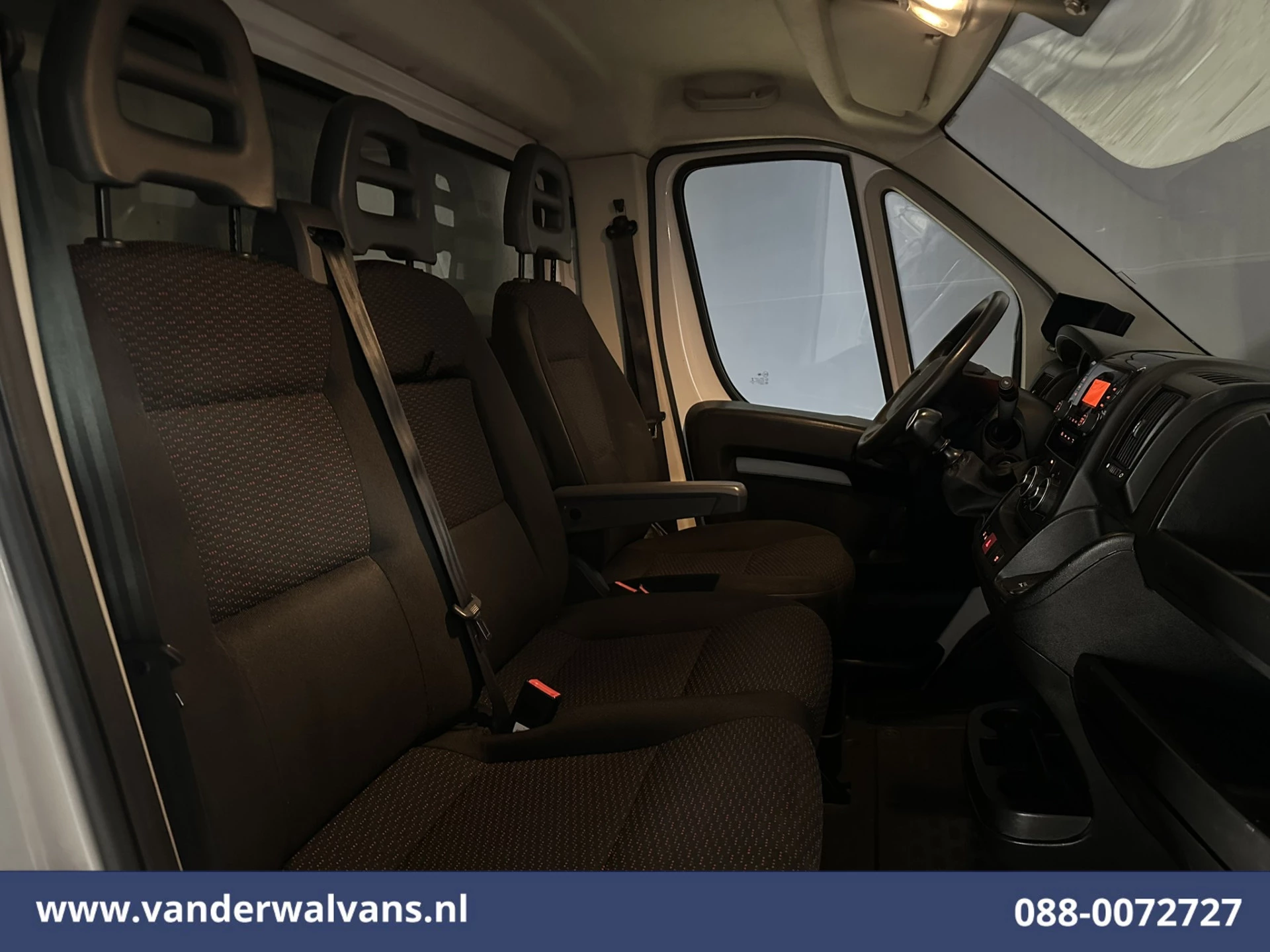 Peugeot Boxer 2022 - 2.2 BlueHDi 141pk Bakwagen 428cm Lang Laadklep Euro6 Airco | Camera | 1085kg laadvermogen obrázek 5
