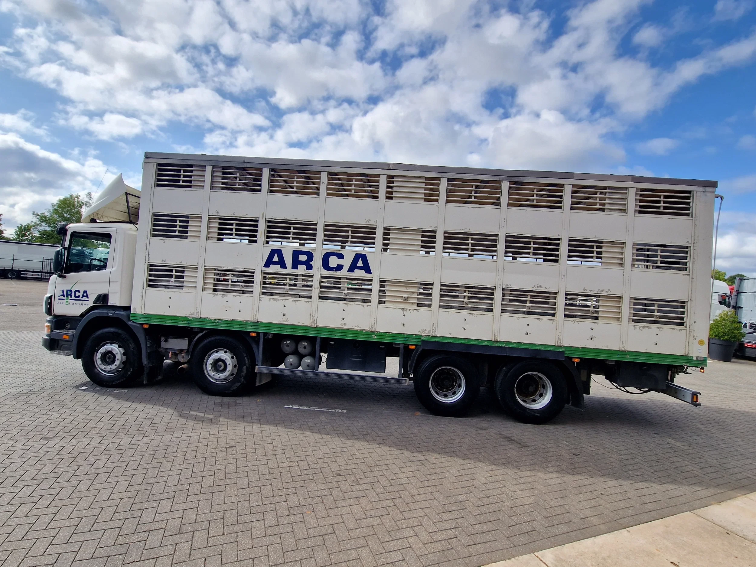 Scania G 2002 - 114G - 8X4 - 3 deck - double ramp - steel / air afbeelding 8